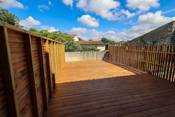 Aménagement d'une terrasse et d'un brise vue en douglas naturel Aménagement d'une terrasse et d'un brise vue en douglas naturel